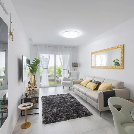 Luxury Brand New 2-bedroom Apartment, 3 Min Walk To The Beach! Apartment *