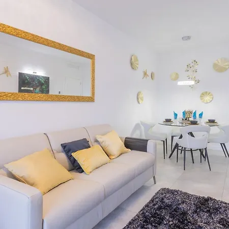 Apartment Luxury Brand New 2-bedroom Apartment, 3 Min Walk To The Beach! *