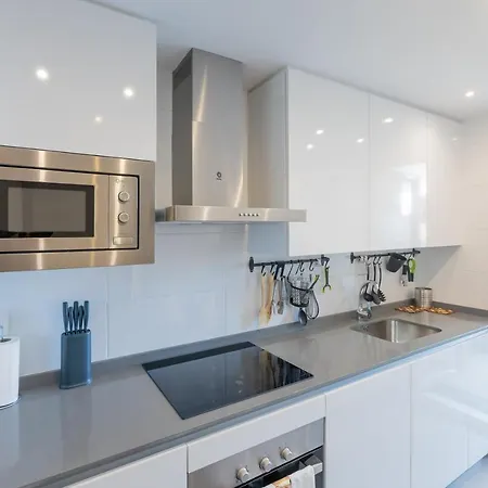 Apartment Luxury Brand New 2-bedroom Apartment, 3 Min Walk To The Beach!