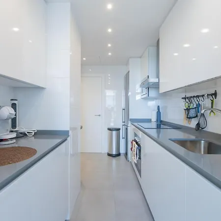 Luxury Brand New 2-bedroom Apartment, 3 Min Walk To The Beach! Apartment *