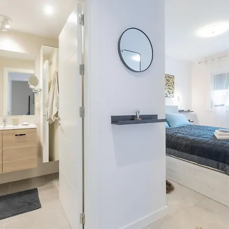 Luxury Brand New 2-bedroom Apartment, 3 Min Walk To The Beach! Apartment *