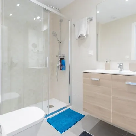 Apartment Luxury Brand New 2-bedroom Apartment, 3 Min Walk To The Beach!