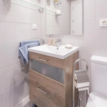 Apartment Luxury Brand New 2-bedroom Apartment, 3 Min Walk To The Beach! *