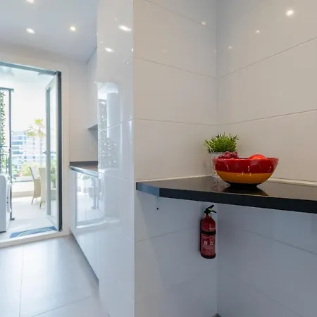 Luxury Brand New 2-bedroom Apartment, 3 Min Walk To The Beach! 아파트 *