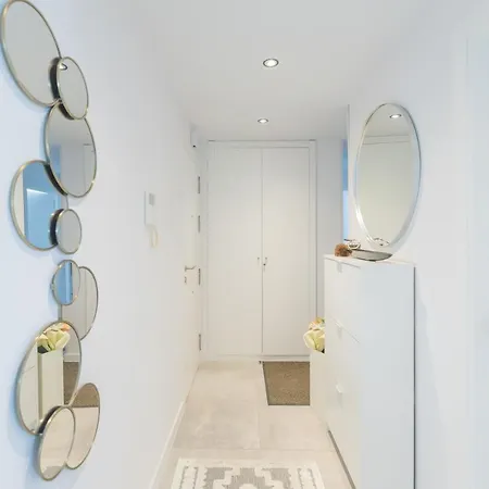 Luxury Brand New 2-bedroom Apartment, 3 Min Walk To The Beach! Lejlighed